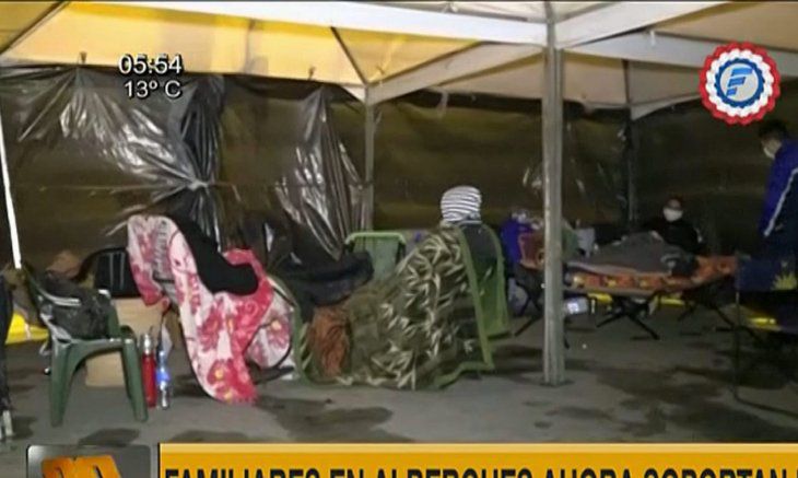 los-familiares-los-pacientes-internados-covid-19-no-solo-deben-sobrellevar-los-problemas-que-persisten-conseguir-medicamentos-urgentes-sino-tambien-deben-sortear-el-frio