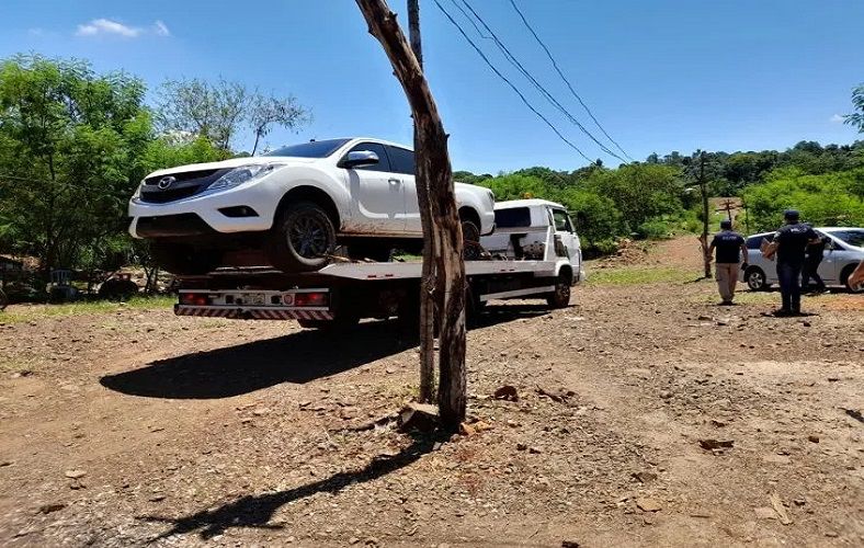 Vehículo hallado en una zona boscosa.