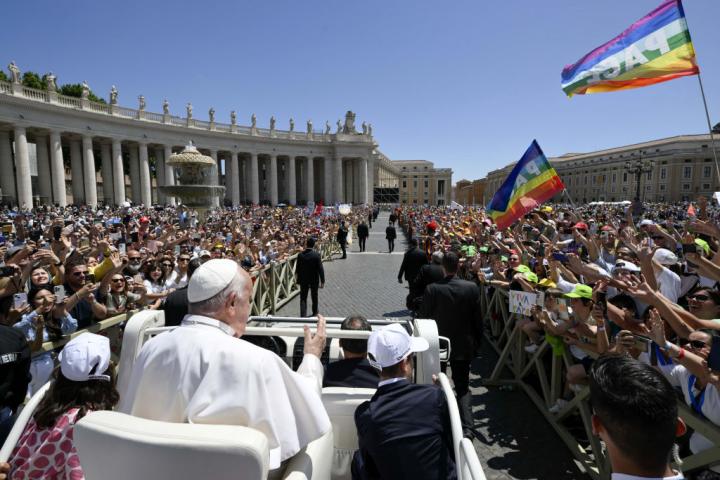 el-papa-francisco-saluda-a-sus-fieles-en-la-plaza-de-san-pedro-del-vaticano-el-dia-mundial-de-la-infancia